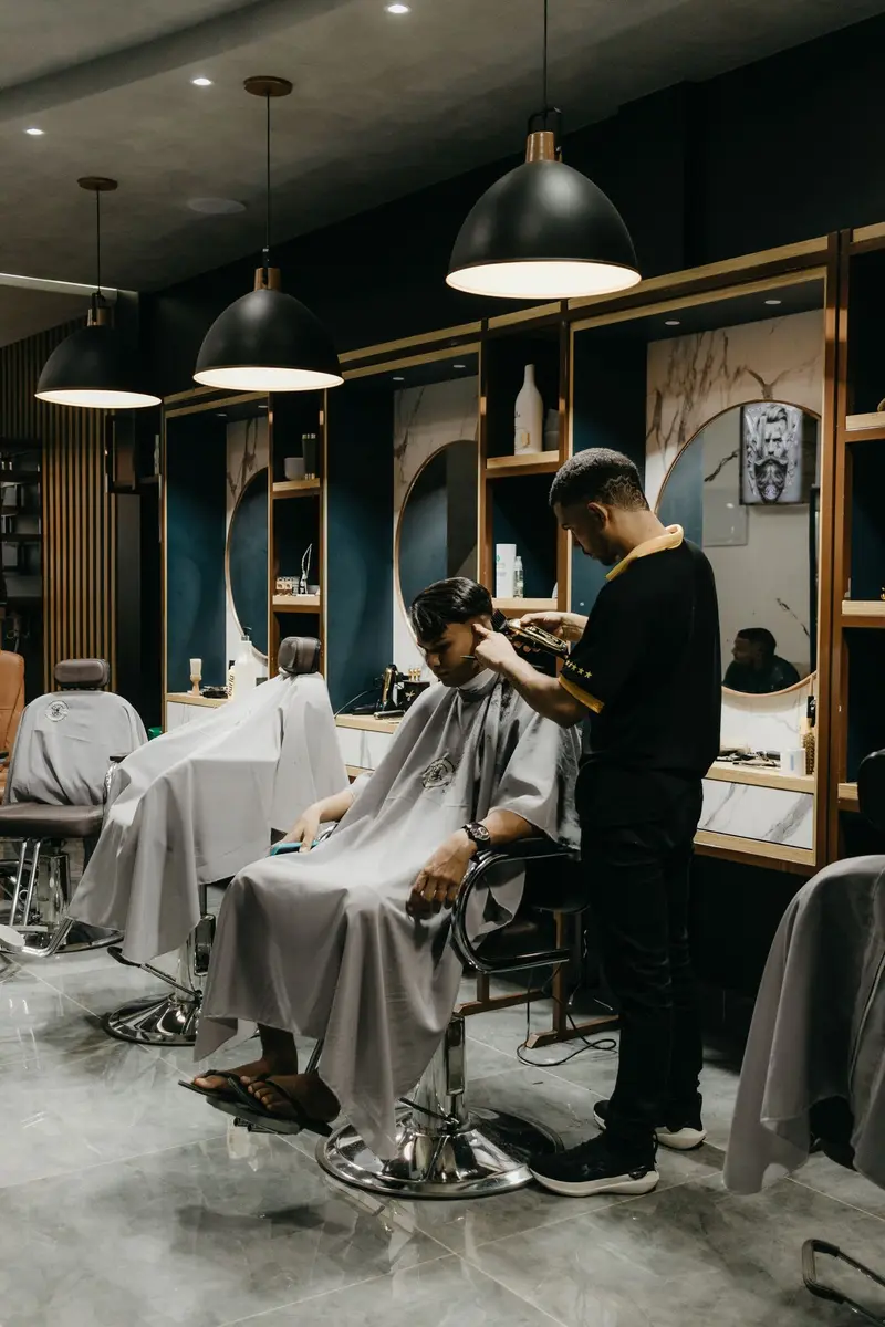 Barbería con sillones y espejos, negocio establecido que construye su posicionamiento mes a mes