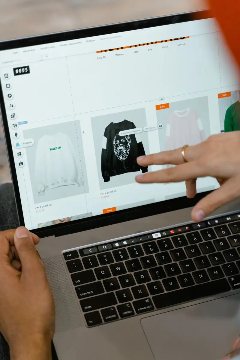 Laptop mostrando una tienda online, el escaparate de un negocio de dropshipping