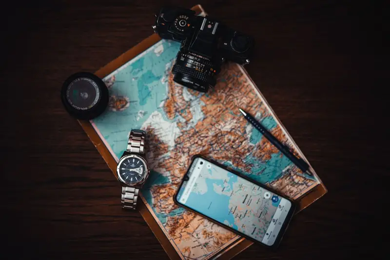 Mapa, celular y cámara sobre una mesa: la ruta para posicionar un negocio local